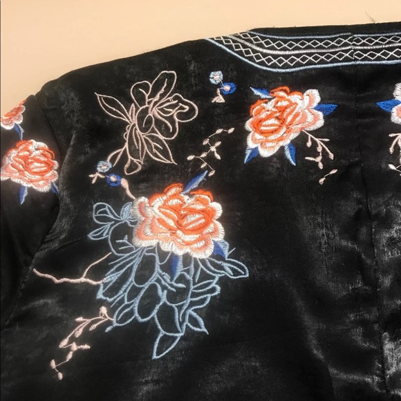 Beautiful embroidered kimono - Picture 8 of 8